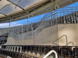 Graue Absturzsicherung im Stadion
