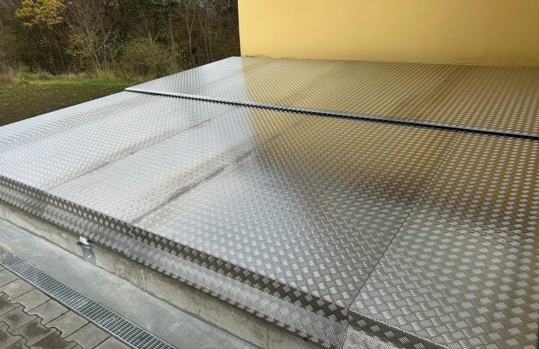 Maßgeschneiderter Faltdeckel als Bunkerabdeckung