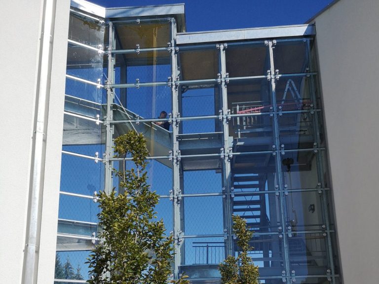 Moderne Glasfassade mit Metallgerüst.