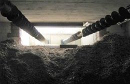 Zwei Bunkerbefüllschnecken aus dem Inneren eines Bunkers aus fotografiert