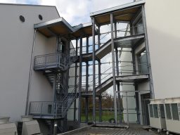 Treppenhaus zwischen zwei Gebäuden mit Metallgeländern.