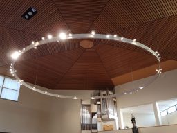 Runde, individuelle Lampe aus gebogenem Stahl in einer modernen Kirche