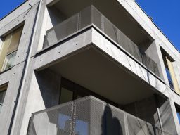 Außenbalkon mit Feldern aus Stahlgitter