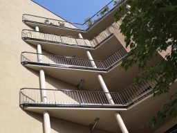 Hochhaus mit Balkonen mit Stahlgeländer