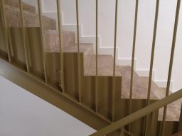Goldenes Innentreppengeländer mit Treppenwangen