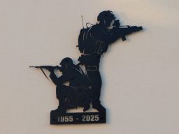 Gelaserte und beschichtetet Darstellung von zwei Soldaten, angebracht an einer Hauswand